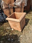 vaso quadrato in terracotta toscana, con rosetta