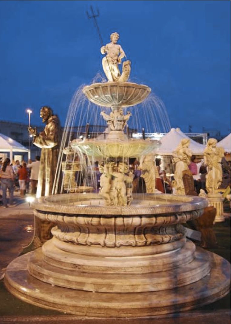 Fontana funzionante con luci e pompa in cemento bianco TF08