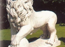 Leone in cemento bianco con palla, An03D