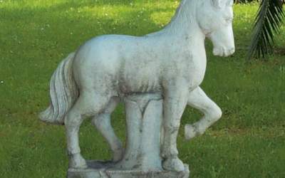 Cavallo da giardino in cemento bianco, Ta18