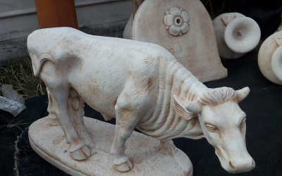 Toro in cemento bianco, TA079